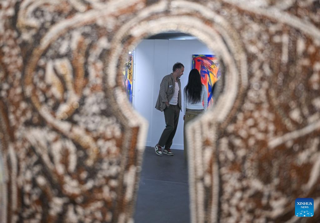 Visitors view artworks at the 12th Artweeks Istanbul in Istanbul, Türkiye, Oct. 25, 2025. The 12th edition of Artweeks Istanbul was held in Türkiye's largest city Istanbul from Oct. 15 to 26. Hundreds of artworks were on display to the public for free, attracting many visitors to enjoy the event. (Photo: Xinhua)