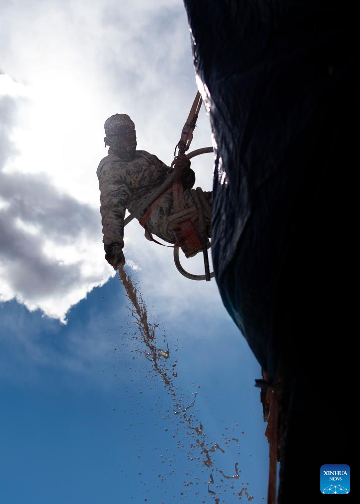 A worker paints the wall of the Potala Palace during an annual renovation of the ancient architectural complex in Lhasa, southwest China's Xizang Autonomous Region, Oct. 24, 2025. (Photo: Xinhua)