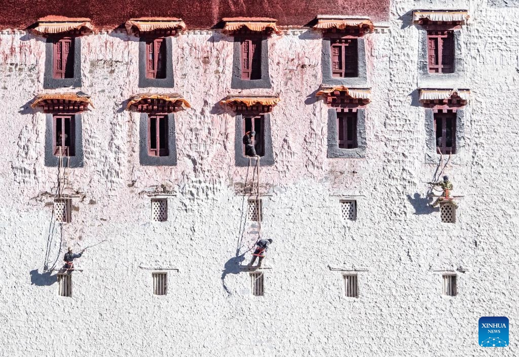 Workers paint the wall of the Potala Palace during an annual renovation of the ancient architectural complex in Lhasa, southwest China's Xizang Autonomous Region, Oct. 24, 2025. (Photo: Xinhua)