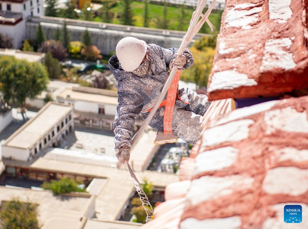 A worker paints the wall of the Potala Palace during an annual renovation of the ancient architectural complex in Lhasa, southwest China's Xizang Autonomous Region, Oct. 24, 2025. (Photo: Xinhua)