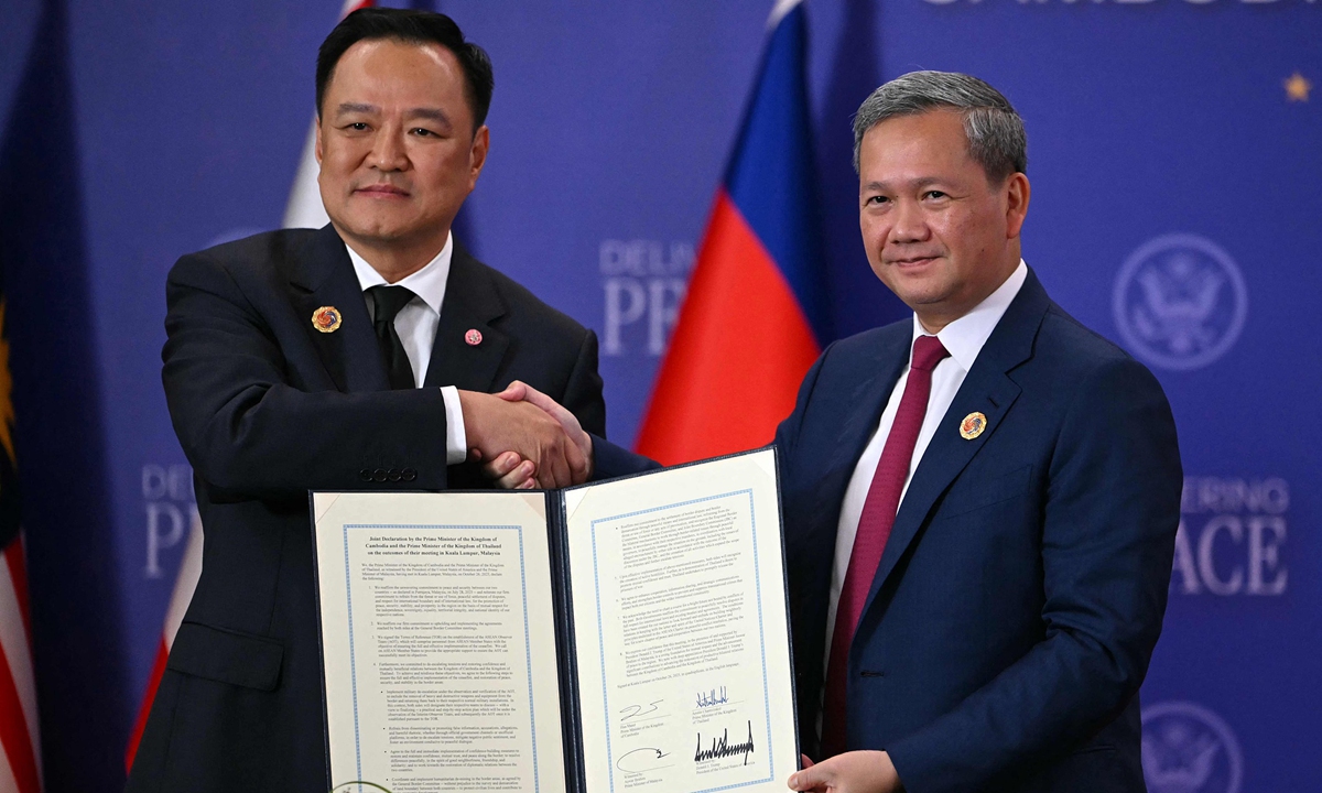 Cambodian Prime Minister Hun Manet (R) and Thai Prime Minister Anutin Charnvirakul shake hands as they sign a joint declaration on peace on the sidelines of the 47th Association of Southeast Asian Nations (ASEAN) Summit in Kuala Lumpur on October 26, 2025. Photo: VCG