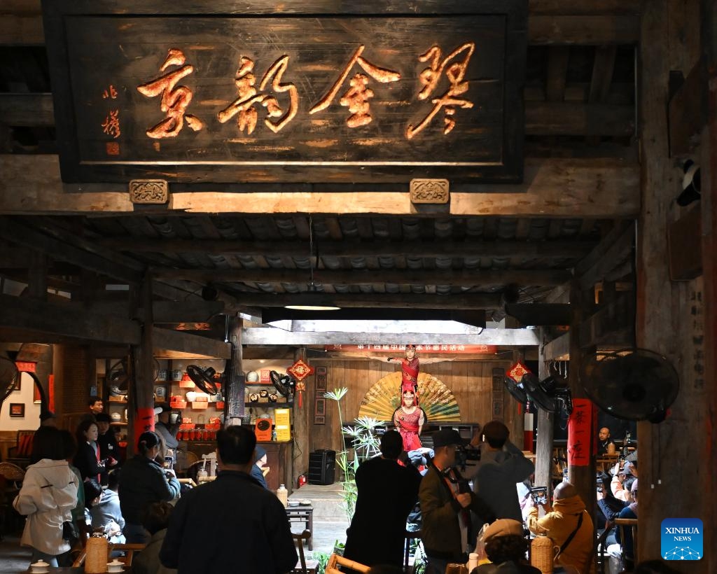 Acrobats from a Shenyang-based acrobatic troupe perform at Jinqin Tea House in Chengdu, southwest China's Sichuan Province, Oct. 25, 2025. An acrobatic performance by an acrobatic troupe from Shenyang in northeast China was held at Jinqin Tea House in Chengdu as part of the 14th China Art Festival. (Photo: Xinhua)