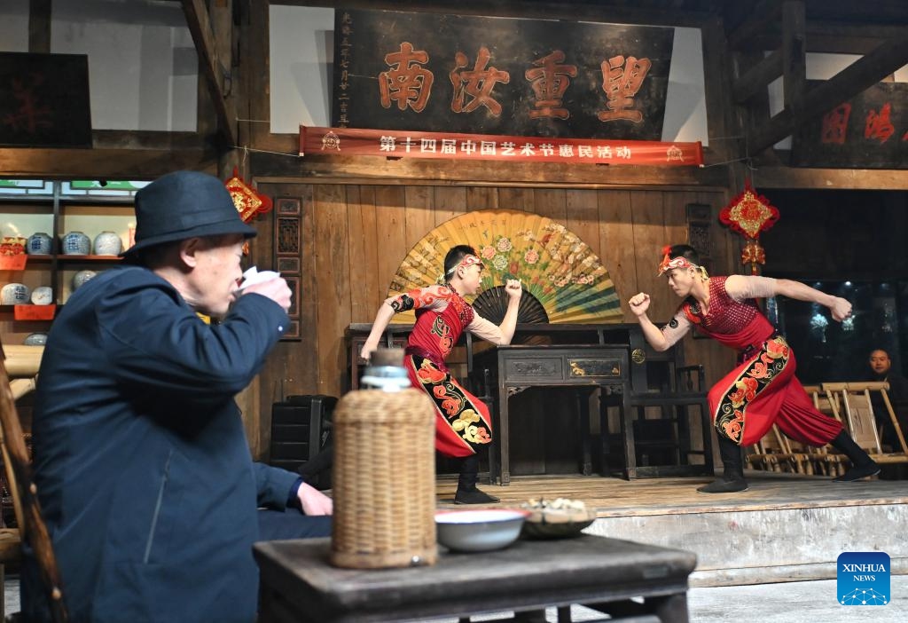 A customer watches an acrobatic performance at Jinqin Tea House in Chengdu, southwest China's Sichuan Province, Oct. 25, 2025. An acrobatic performance by an acrobatic troupe from Shenyang in northeast China was held at Jinqin Tea House in Chengdu as part of the 14th China Art Festival. (Photo: Xinhua)