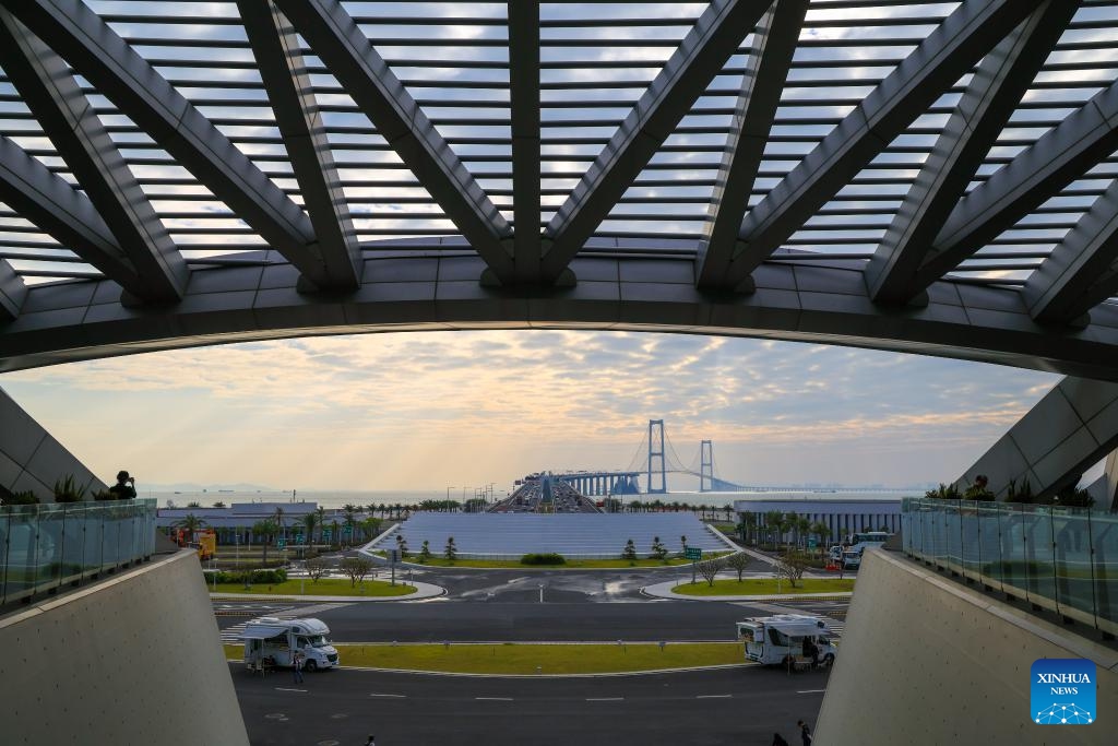 This photo taken on Oct. 25, 2025 shows a view of the Shenzhong Bridge and the west artificial island of the Shenzhen-Zhongshan Link in south China's Guangdong Province. The west artificial island of the Shenzhen-Zhongshan Link started trial operation for tourism on Saturday. The Shenzhen-Zhongshan Link, spanning approximately 24 kilometers, opened to traffic on June 30, 2024. (Photo: Xinhua)