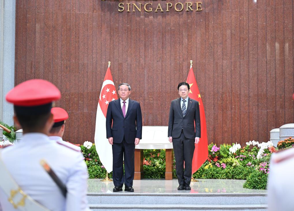 Singaporean Prime Minister Lawrence Wong holds a welcome ceremony for Chinese Premier Li Qiang before their talks in Singapore, Oct. 25, 2025. Li held talks with Wong here on Saturday. (Photo: Xinhua)