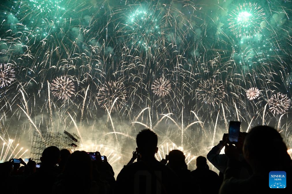 People enjoy a firework show in Liuyang City, central China's Hunan Province, Oct. 24, 2025. The opening ceremony of the 17th Liuyang Fireworks Cultural Festival was held here on Friday. Liuyang is well-known for its fireworks industry. (Photo: Xinhua)