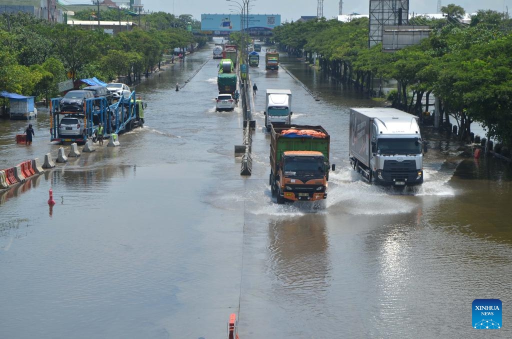 Vehicles wade through flood waters after heavy rain hit Semarang, Central Java, Indonesia, Oct. 25, 2025. (Photo: Xinhua)