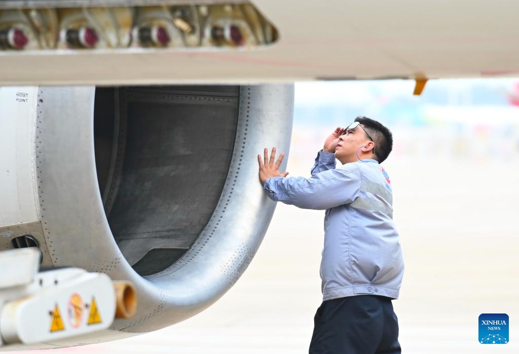 A staff member checks the security condition of an airplane at the Fuzhou Changle International Airport in Fuzhou, southeast China's Fujian Province, Oct. 26, 2025. (Photo: Xinhua)
