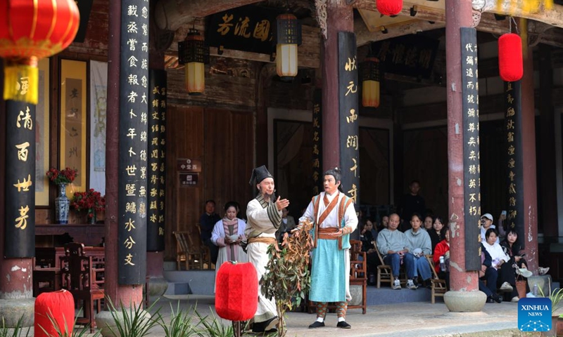 Tourists watch a performance themed on filial responsibility in Dachen Village of Quzhou, east China's Zhejiang Province, Oct. 25, 2025. In recent years, Quzhou has been fostering a harmonious living environment by promoting Chinese etiquette education to the public and putting the idea of good-mannered into its governmental service. (Photo: Xinhua)