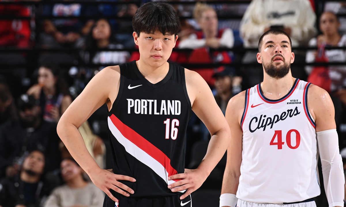 Yang Hansen of the Portland Trail Blazers and Ivica Zubac of the LA Clippers looks on during the game on October 26, 2025 at Intuit Dome in Los Angeles, California. Photo: VCG