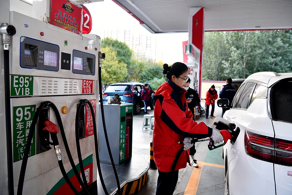 An employee refuels a car at a gas station in Shijiazhuang, North China's Hebei Province on October 27, 2025. The domestic gasoline price will be reduced by 265 yuan ($37.20) per ton and the diesel price will be cut by 255 yuan per ton from October 28, 2025, according to the National Development and Reform Commission, China's top economic planner. Photo: VCG
