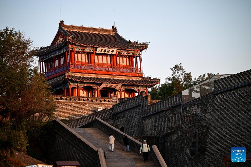 This photo taken on Oct. 26, 2025 shows a view of the Laolongtou scenic spot at sunrise in Shanhaiguan Pass, Qinhuangdao City, north China's Hebei Province. (Photo: Xinhua)