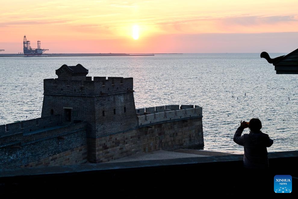 This photo taken on Oct. 26, 2025 shows the scenery of sunrise at the Laolongtou scenic spot in Shanhaiguan Pass, Qinhuangdao City, north China's Hebei Province. (Photo: Xinhua)