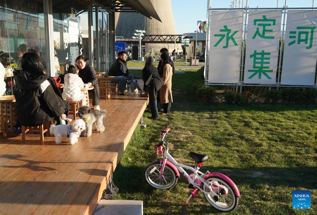 People enjoy themselves at a market by the Yongding River in Shijingshan District of Beijing, capital of China, Oct. 26, 2025. (Photo: Xinhua)
