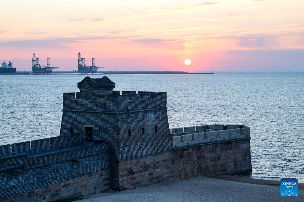 This photo taken on Oct. 26, 2025 shows the scenery of sunrise at the Laolongtou scenic spot in Shanhaiguan Pass, Qinhuangdao City, north China's Hebei Province. (Photo: Xinhua)