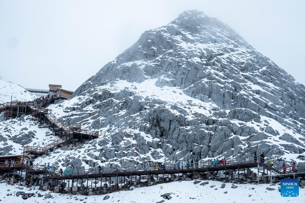 Tourists visit the Yulong Snow Mountain in Lijiang City, southwest China's Yunnan Province, Oct. 26, 2025. (Photo: Xinhua)