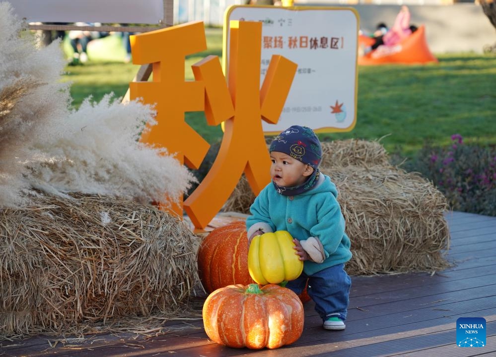 A kid plays at a market by the Yongding River in Shijingshan District of Beijing, capital of China, Oct. 26, 2025. (Photo: Xinhua)