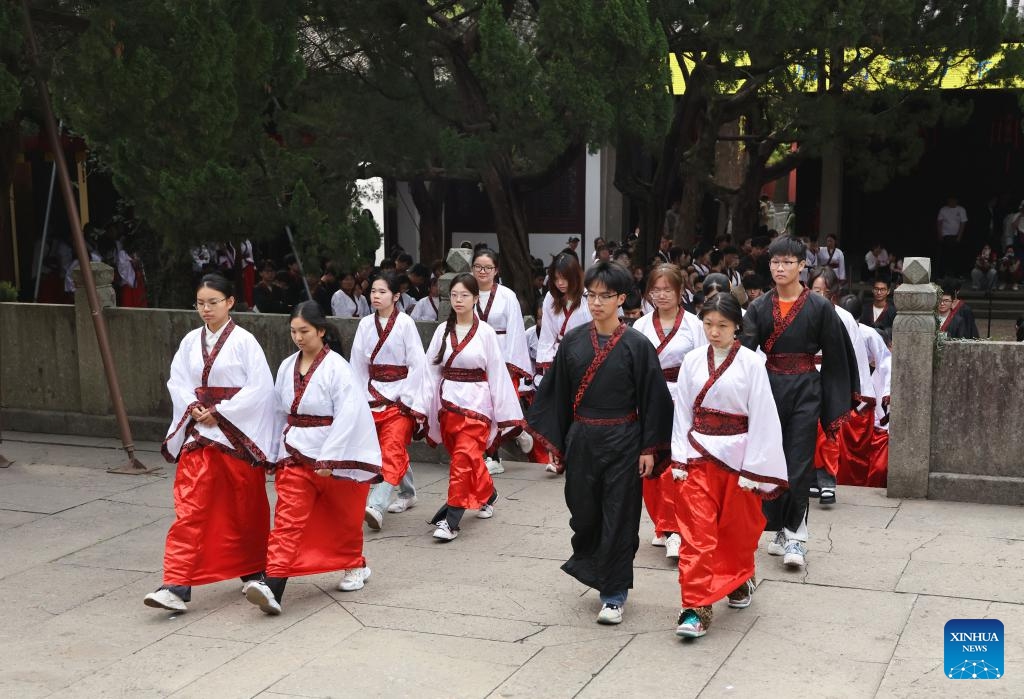 Students pay tribute to teachers at Nanzong Confucius Temple in Quzhou, east China's Zhejiang Province, Oct. 26, 2025. In recent years, Quzhou has been fostering a harmonious living environment by promoting Chinese etiquette education to the public and putting the idea of good-mannered into its governmental service. (Photo: Xinhua)