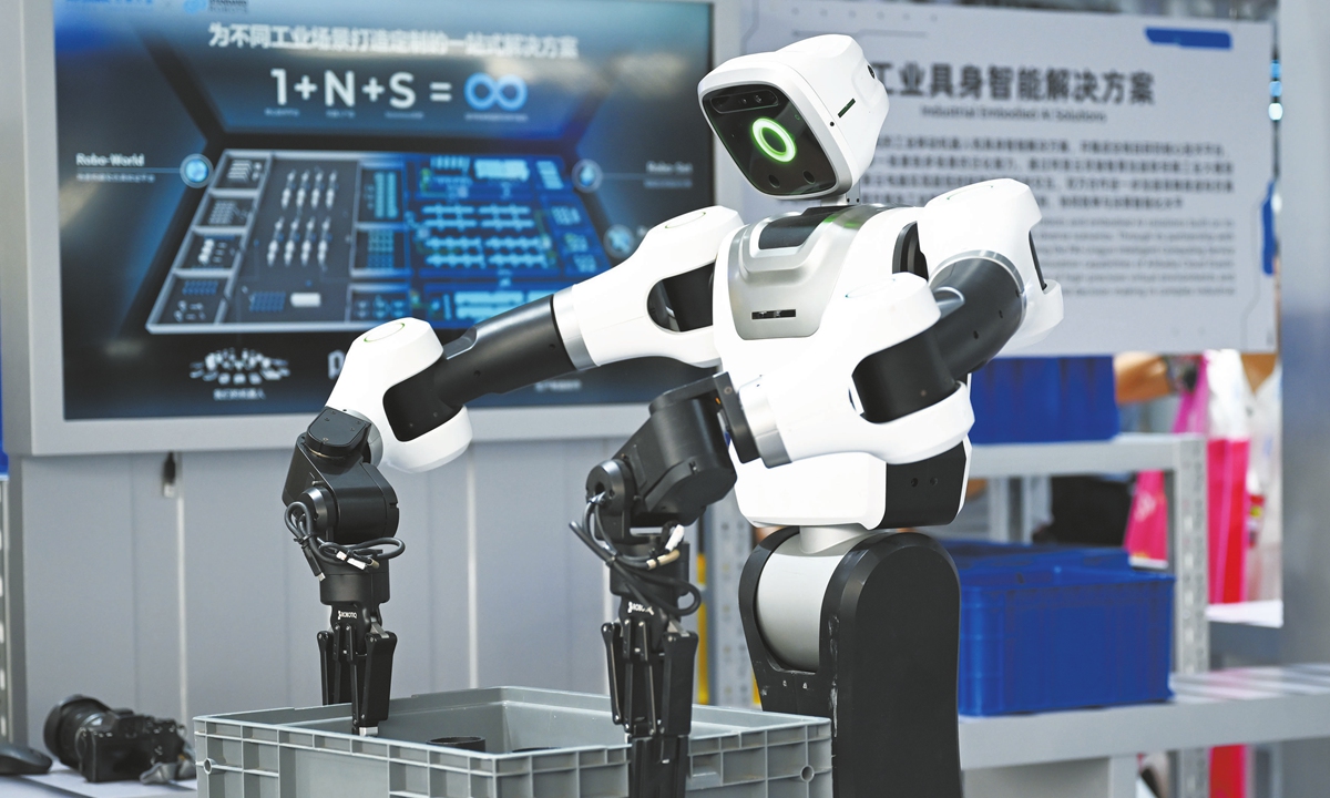 Industrial robots demonstrate object-handling capabilities at the Apsara Conference 2025 in Hangzhou, East China's Zhejiang Province, on September 24, 2025.