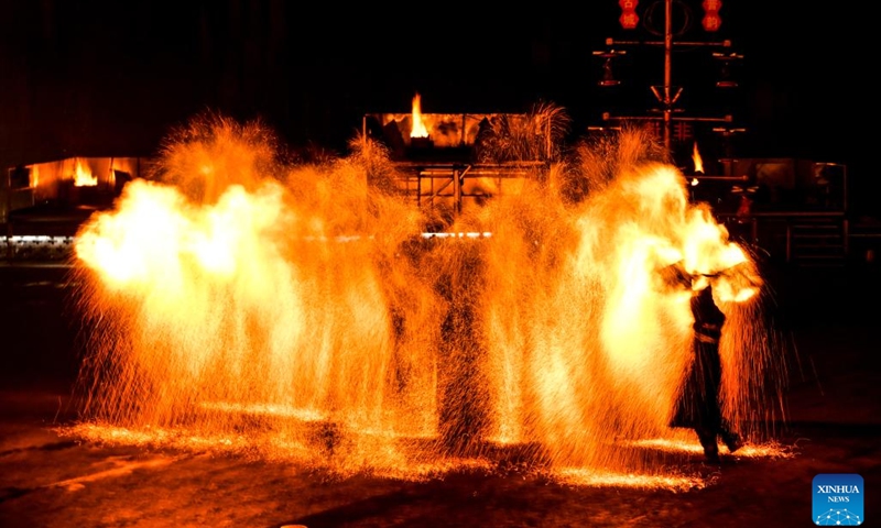 This photo taken on Oct. 23, 2025 show a performance of Huohu (fire pot) in Xinzhou ancient city in Xinzhou, north China's Shanxi Province. Leisure tourism in Xinzhou ancient city remains booming in late autumn. Tourism activities such as bathing in hot springs, taking photos in ancient costumes, and watching intangible cultural heritage performances have attracted many tourists to visit the ancient city for a few days, to deeply immerse themselves in the unique charm of traditional culture. (Photo: Xinhua)