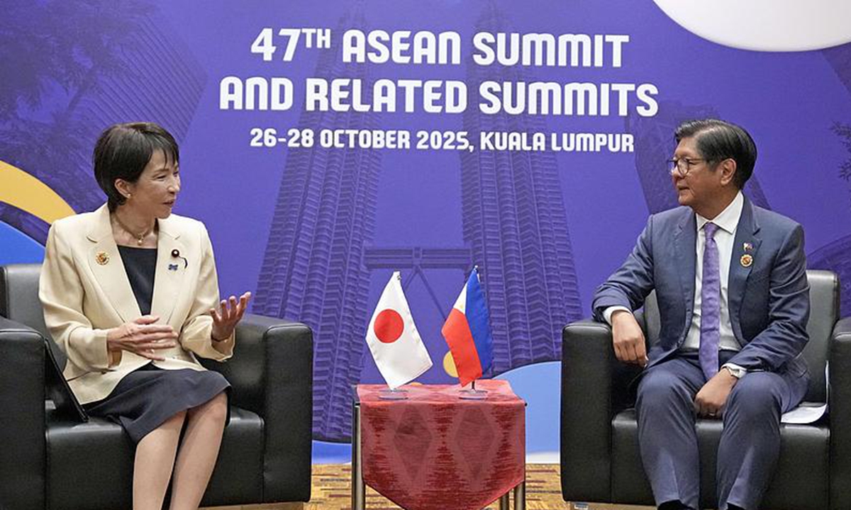 Japanese Prime Minister Sanae Takaichi (L) holds talks with Philippine President Ferdinand Marcos Jr in Kuala Lumpur on October 26, 2025. Photo: VCG