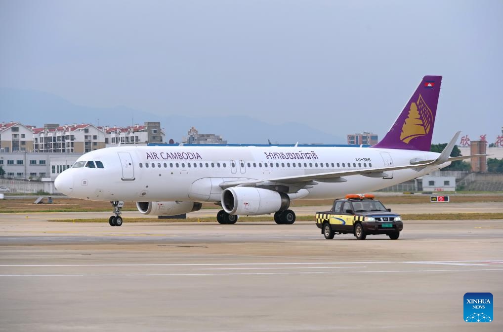 An airplane, departing from Cambodia's capital Phnom Penh, arrives at the Fuzhou Changle International Airport in Fuzhou, southeast China's Fujian Province, Oct. 26, 2025. (Photo: Xinhua)