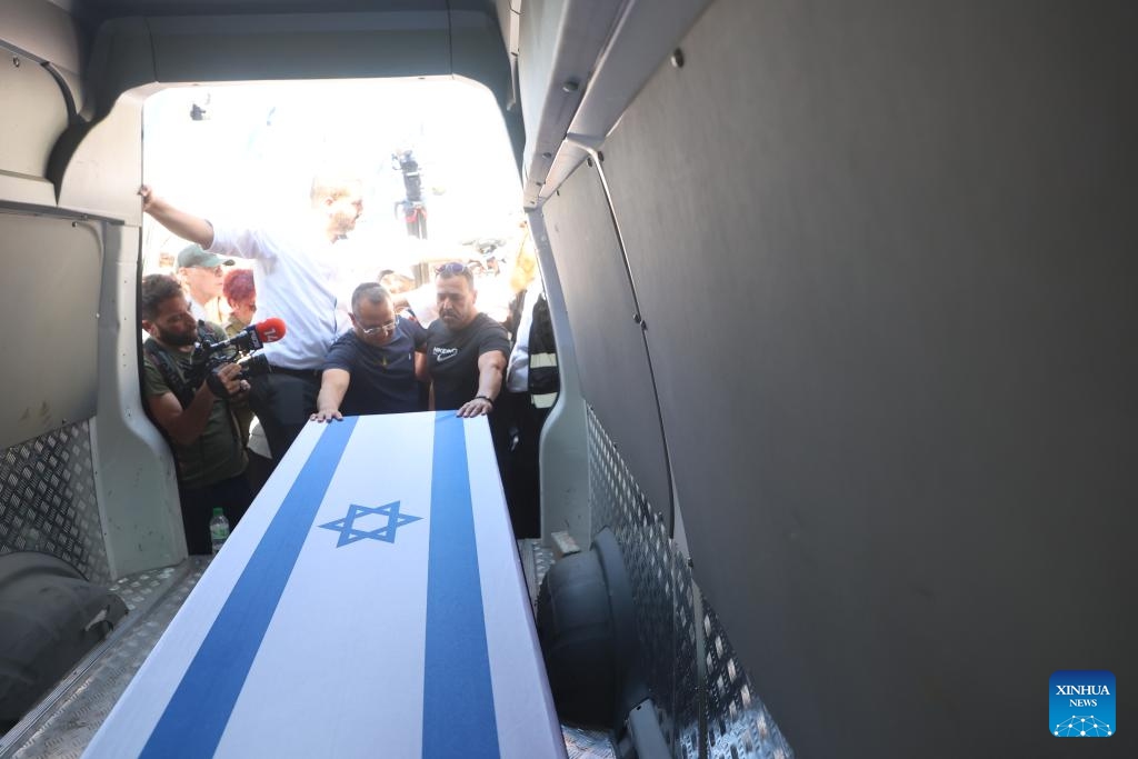 Mourners attend the funeral procession for Israeli hostage Yossi Sharabi, whose body was returned to Israel by Hamas as part of the ceasefire deal, in Rishon Lezion, Israel, on Oct. 27, 2025. (Photo: Xinhua)