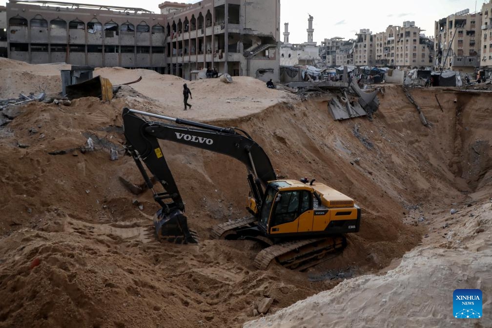 An Egyptian Excavator digs during searching for Israeli remains in the southern Gaza Strip city of Khan Younis, Oct. 26, 2025. Egypt has dispatched a specialized team and equipment to Gaza to assist in recovering the bodies of Israeli hostages held in the enclave, Egypt's Al-Qahera News reported Saturday. (Photo: Xinhua)