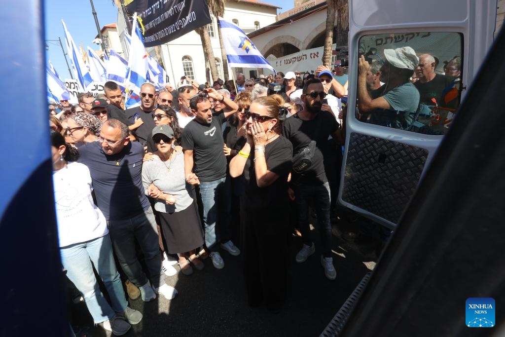 Mourners attend the funeral procession for Israeli hostage Yossi Sharabi, whose body was returned to Israel by Hamas as part of the ceasefire deal, in Rishon Lezion, Israel, on Oct. 27, 2025. (Photo: Xinhua)