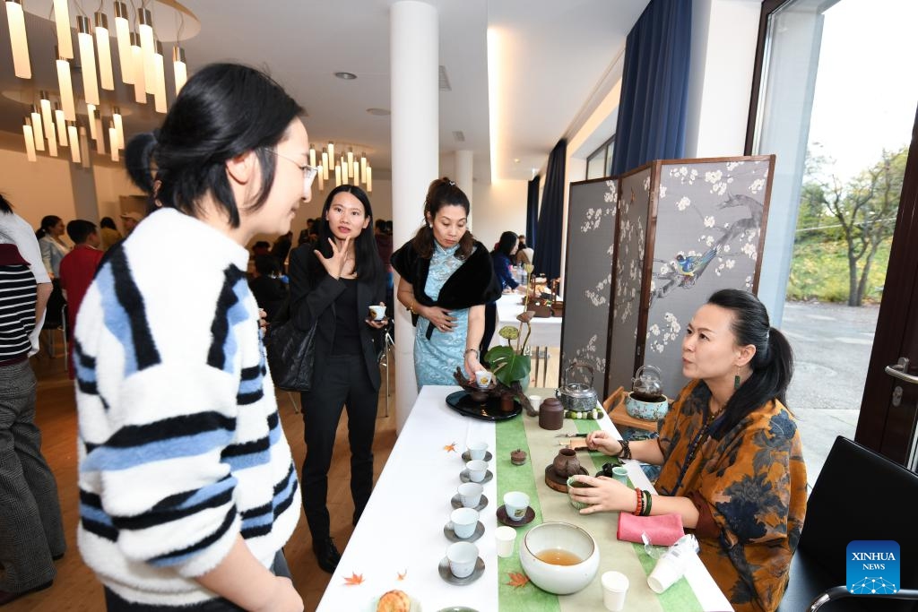 Visitors learn about Chinese tea art at a cultural event featuring Chinese intangible cultural heritage in Wallisellen, Zurich, Switzerland, Oct. 26, 2025. A cultural event featuring Chinese intangible cultural heritage and a photo exhibition on Wang Yangming, a Chinese philosopher and educator of Ming Dynasty (1368-1644), opened here on Sunday. (Photo: Xinhua)
