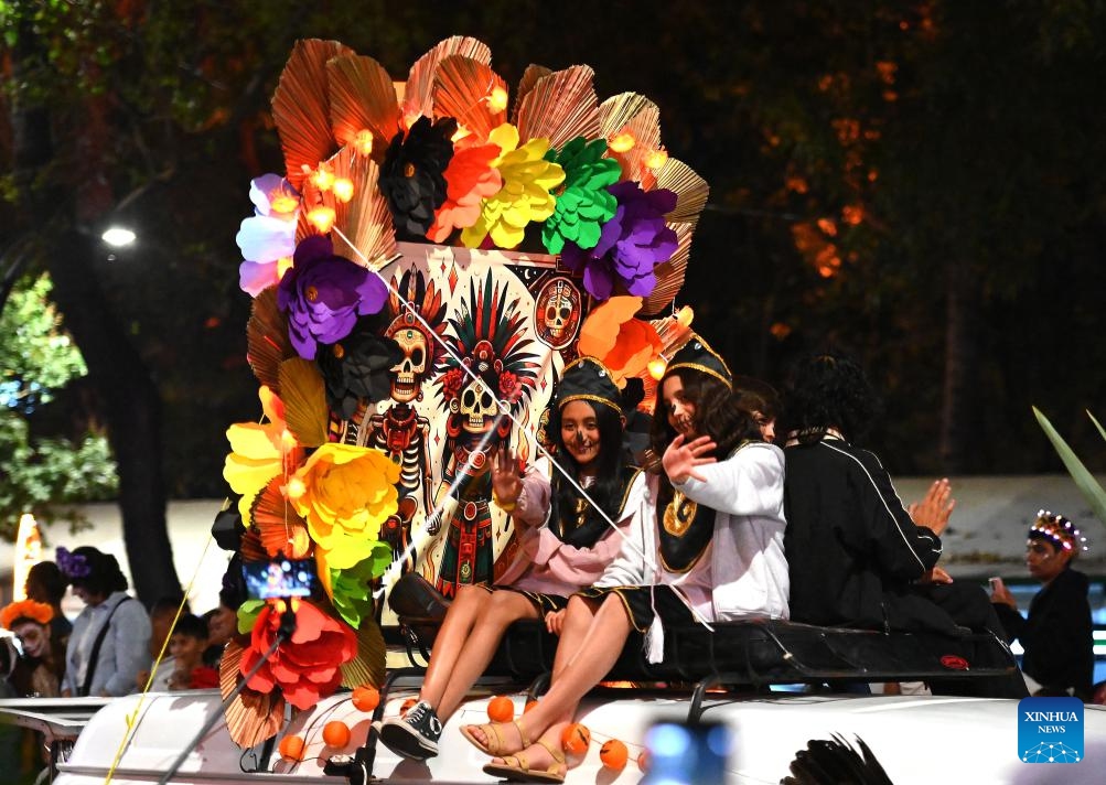 Participants take part in the Catrinas Parade in Mexico City, capital of Mexico, on Oct. 26, 2025. The Catrinas Parade was held on Sunday ahead of the Day of the Dead. (Photo: Xinhua)