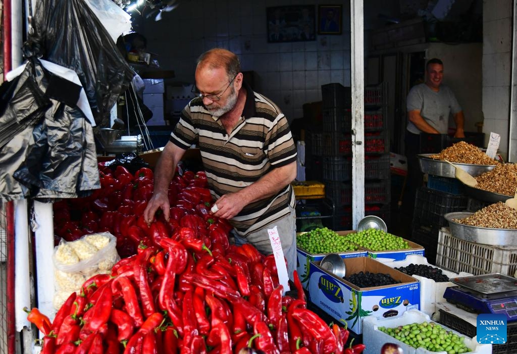 Vendors arrange fresh vegetables and fruits at a market in Damascus, Syria, Oct. 27, 2025. (Photo: Xinhua)