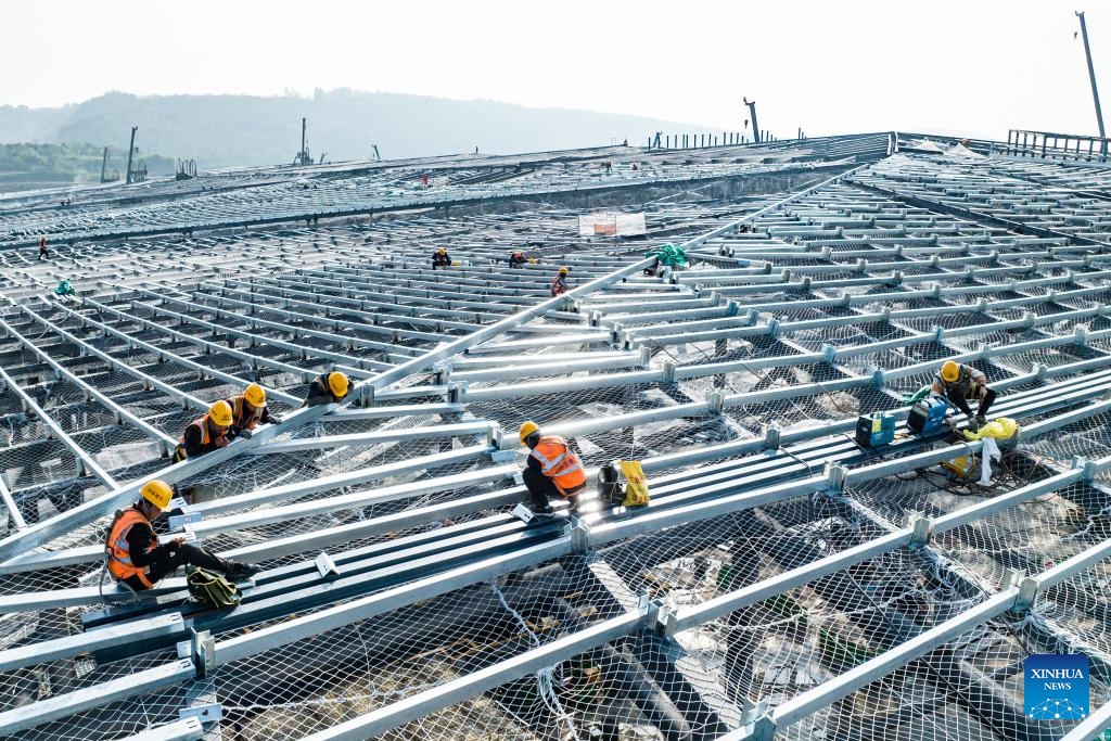 A drone photo taken on Oct. 27, 2025 shows constructors working at the construction site of Xi'an East Station in Xi'an, northwest China's Shaanxi Province. The main structure of the Xi'an East Station building has been successfully completed on Monday. Serving as a comprehensive transportation hub integrating high-speed railway, conventional railway, metro, and bus services systems, the station is expected to handle an annual passenger volume of 36.5 million once it officially opens. (Photo: Xinhua)