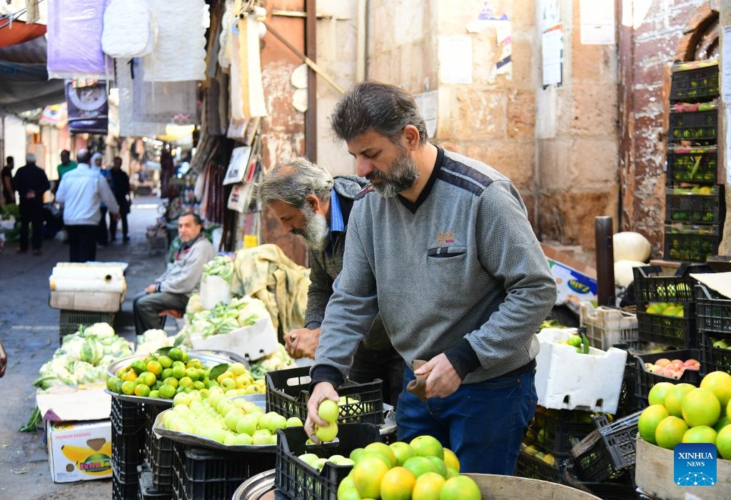 Vendors arrange fresh vegetables and fruits at a market in Damascus, Syria, Oct. 27, 2025. (Photo: Xinhua)