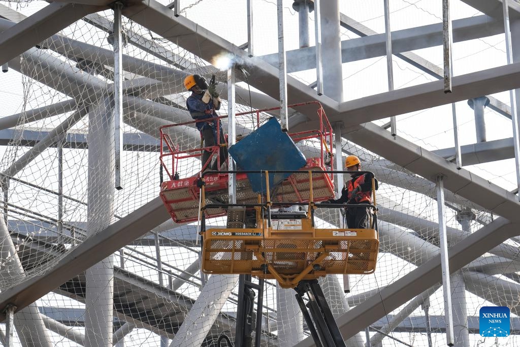 Constructors weld steel components at the construction site of Xi'an East Station in Xi'an, northwest China's Shaanxi Province, Oct. 27, 2025. The main structure of the Xi'an East Station building has been successfully completed on Monday. Serving as a comprehensive transportation hub integrating high-speed railway, conventional railway, metro, and bus services systems, the station is expected to handle an annual passenger volume of 36.5 million once it officially opens. (Photo: Xinhua)
