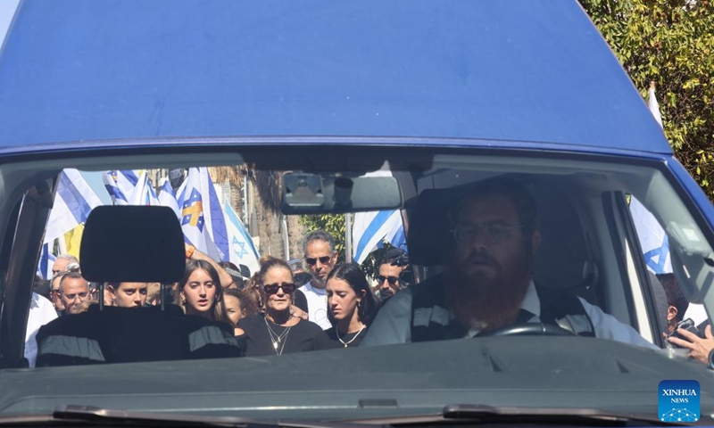 Mourners attend the funeral procession for Israeli hostage Yossi Sharabi, whose body was returned to Israel by Hamas as part of the ceasefire deal, in Rishon Lezion, Israel, on Oct. 27, 2025. (Photo: Xinhua)