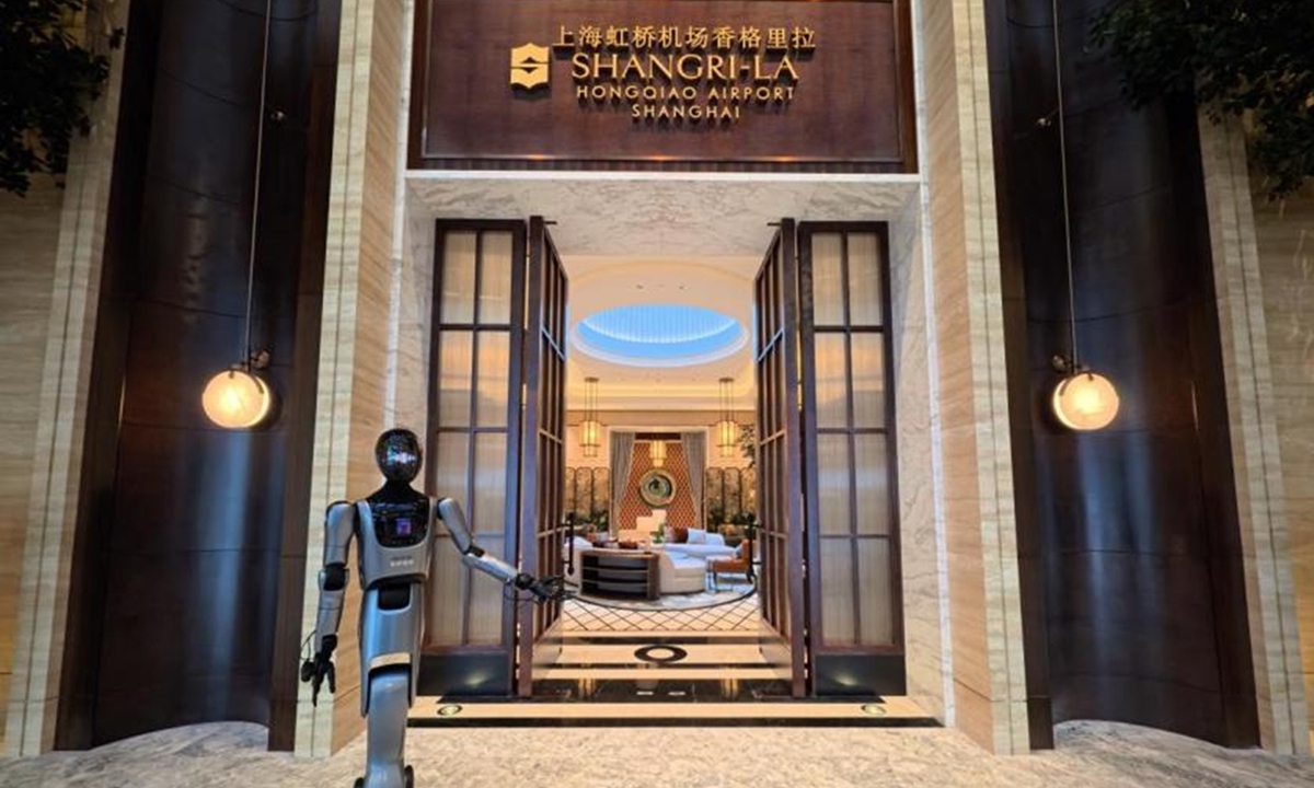 Keenon Robotics' humanoid embodied service robot XMAN-R1 greets guests at Traders Hotel Hongqiao Airport, Shanghai, on October 28, 2025. Photo: Courtesy of Keenon Robotics
