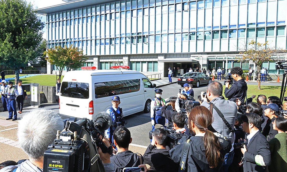 A vehicle transporting defendant Tetsuya Yamagami departs Osaka Detention Center to his initial court hearing, on October 28, 2025. Photo: VCG