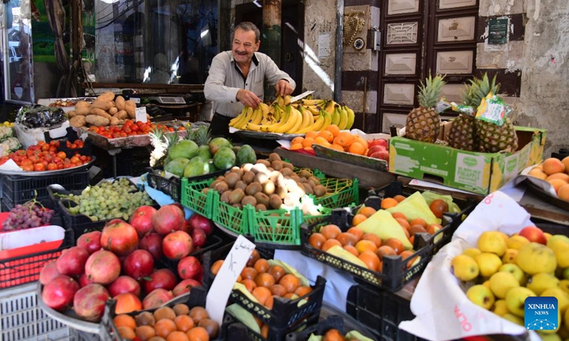 A vendor arranges fresh fruits at a market in Damascus, Syria, Oct. 27, 2025. (Photo: Xinhua)