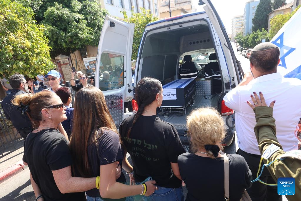 Mourners attend the funeral procession for Israeli hostage Yossi Sharabi, whose body was returned to Israel by Hamas as part of the ceasefire deal, in Rishon Lezion, Israel, on Oct. 27, 2025. (Photo: Xinhua)