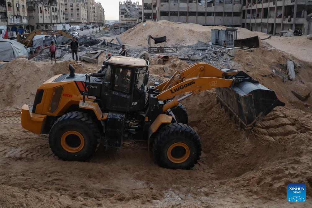 An Egyptian Excavator digs during searching for Israeli remains in the southern Gaza Strip city of Khan Younis, Oct. 26, 2025. Egypt has dispatched a specialized team and equipment to Gaza to assist in recovering the bodies of Israeli hostages held in the enclave, Egypt's Al-Qahera News reported Saturday. (Photo: Xinhua)