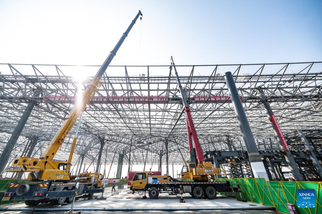 This photo taken on Oct. 27, 2025 shows the construction site of Xi'an East Station in Xi'an, northwest China's Shaanxi Province. The main structure of the Xi'an East Station building has been successfully completed on Monday. Serving as a comprehensive transportation hub integrating high-speed railway, conventional railway, metro, and bus services systems, the station is expected to handle an annual passenger volume of 36.5 million once it officially opens. (Photo: Xinhua)