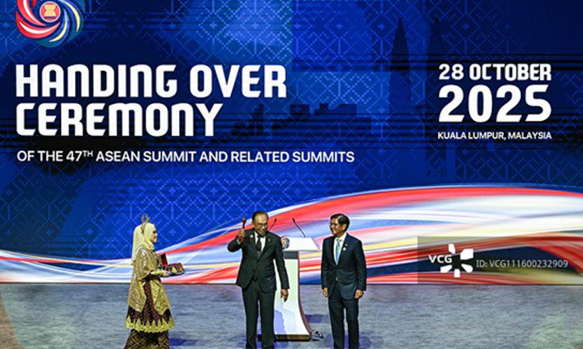 Philippines' President Ferdinand Marcos Jr (right) arrives to receive the ceremonial gavel by Malaysia's Prime Minister Anwar Ibrahim (center) during the ASEAN chairmanship handing over ceremony as part of the closing ceremony of the 47th ASEAN Summit in Kuala Lumpur on October 28, 2025. Photo: VCG

