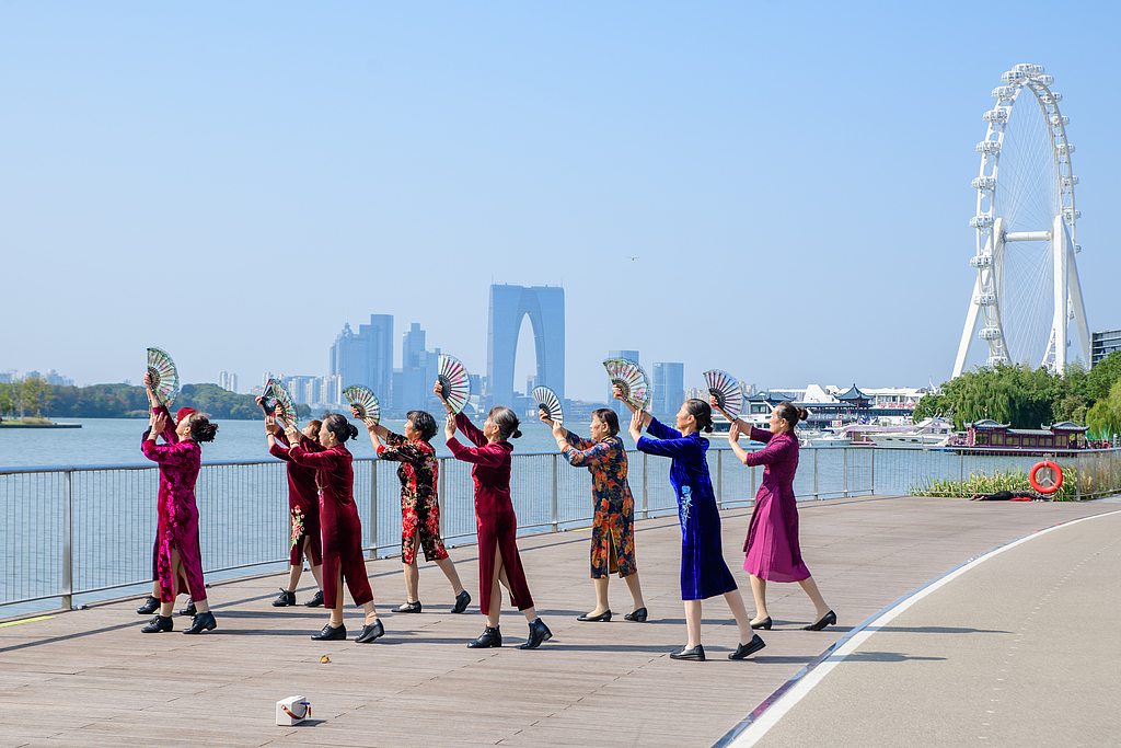 Senior citizens dance with fans in Suzhou, East China's Jiangsu Province, on October 28, 2025. China's Chongyang Festival falls on October 29, 2025. Photo: VCG 