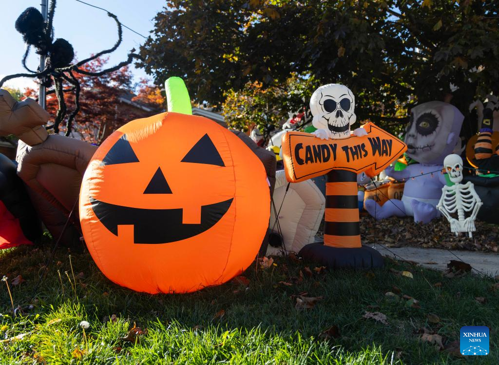 Halloween decorations are seen in front of a house in Oakville, Ontario, Canada, on Oct. 28, 2025. Some residents in Ontario started decorating their houses for the upcoming Halloween. (Photo by Zou Zheng/Xinhua)