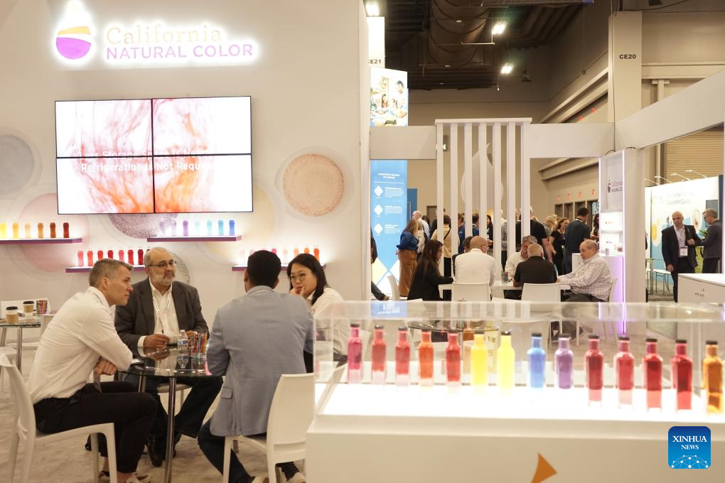 People talk at an exhibition booth at SupplySide Global, in Las Vegas, Nevada, the United States, on Oct. 29, 2025. The SupplySide Global, North America's leading dietary supplement event, opened its expo hall on Wednesday in Las Vegas, U.S. state of Nevada.

The event has drawn more than 1,600 exhibitors and over 20,000 participants from around the world, representing dietary supplement, food and beverage, pet health and personal care industries. (Photo by Zeng Hui/Xinhua)
