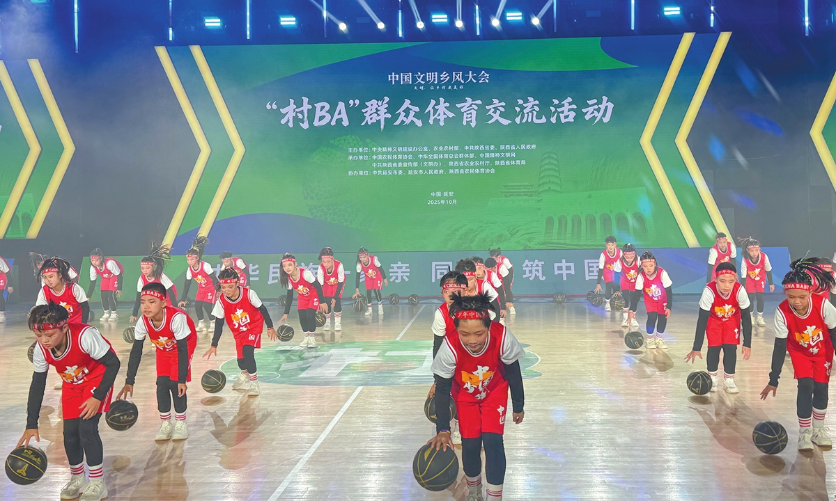 A basketball show performed by rural youth Photo: Li Yuche/ GT
