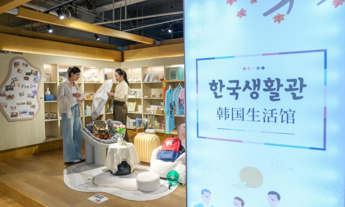Customers select products of South Korea at a store in Yancheng, east China's Jiangsu Province, Oct. 16, 2025. (Xinhua/Li Bo)