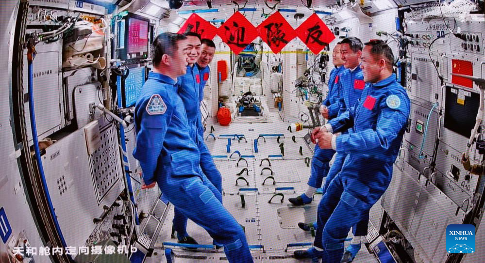 This image captured at Beijing Aerospace Control Center on Nov. 1, 2025 shows the crew of Shenzhou-20 and Shenzhou-21 spaceships talking with each other.
The three astronauts aboard China's Shenzhou-21 spaceship have entered the country's space station and met with another astronaut trio early Saturday morning, starting a new round of in-orbit crew handover.
The Shenzhou-20 crew opened the hatch at 4:58 a.m. (Beijing Time) and greeted the new arrivals, according to the China Manned Space Agency (CMSA).
The six crew members then took group pictures for the seventh space get-together in China's aerospace history.
They will live and work together for about five days to complete planned tasks and handover work, the CMSA said. (Xinhua/Jin Liwang)