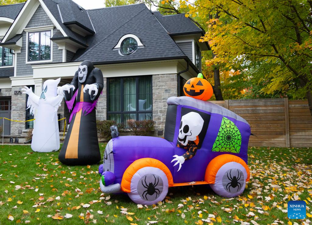 Halloween decorations are seen in front of a house in Mississauga, Ontario, Canada, on Oct. 28, 2025. Some residents in Ontario started decorating their houses for the upcoming Halloween. (Photo by Zou Zheng/Xinhua)